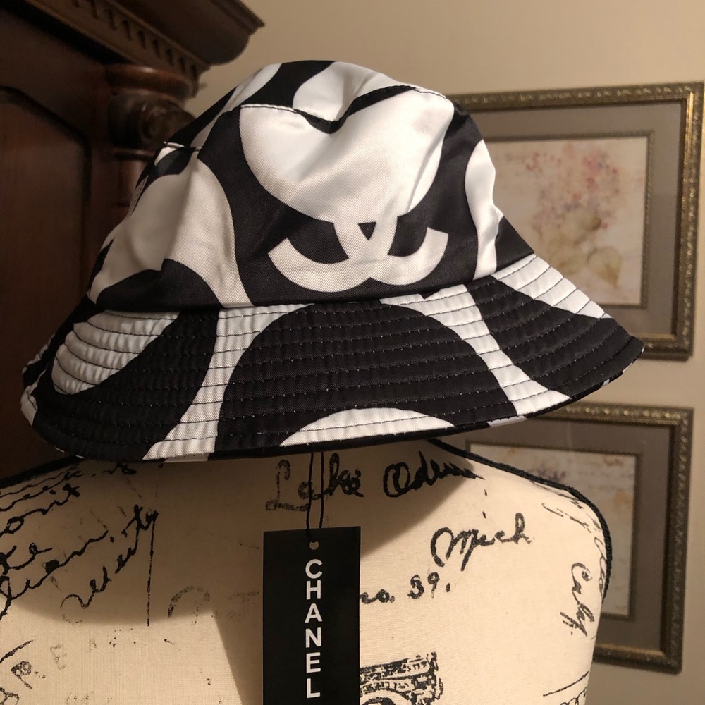 Black and white bucket hat